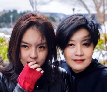 ​法图麦晒与妈妈合照，穿李咏生前服装拍全家福，引起网友热议