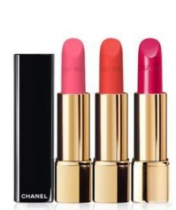 ​涂口红后嘴唇老是起皮怎么办?(图上口红嘴唇起皮怎么办)