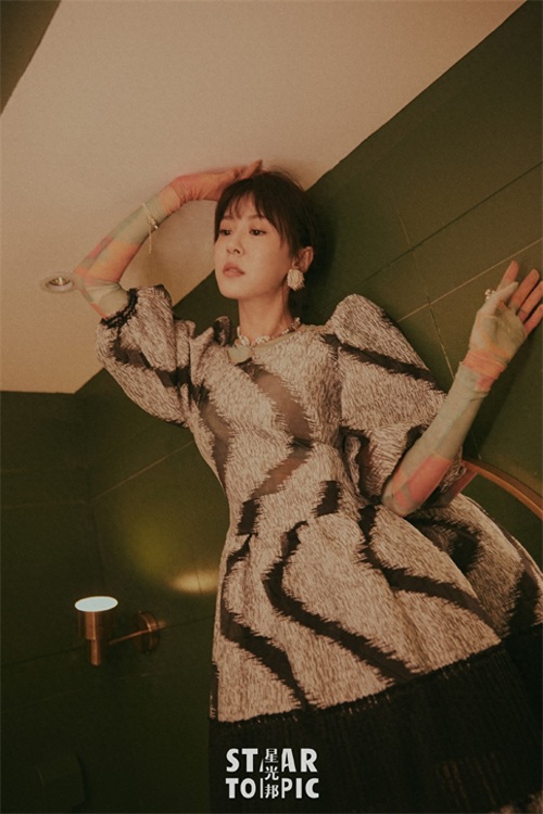 李金铭 时尚甜美写真图片，《爱情公寓》饰演美嘉