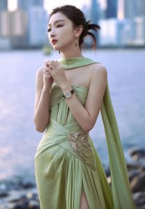 ​周冬雨寸头高级写真，美到让人惊叹，差点没认出来