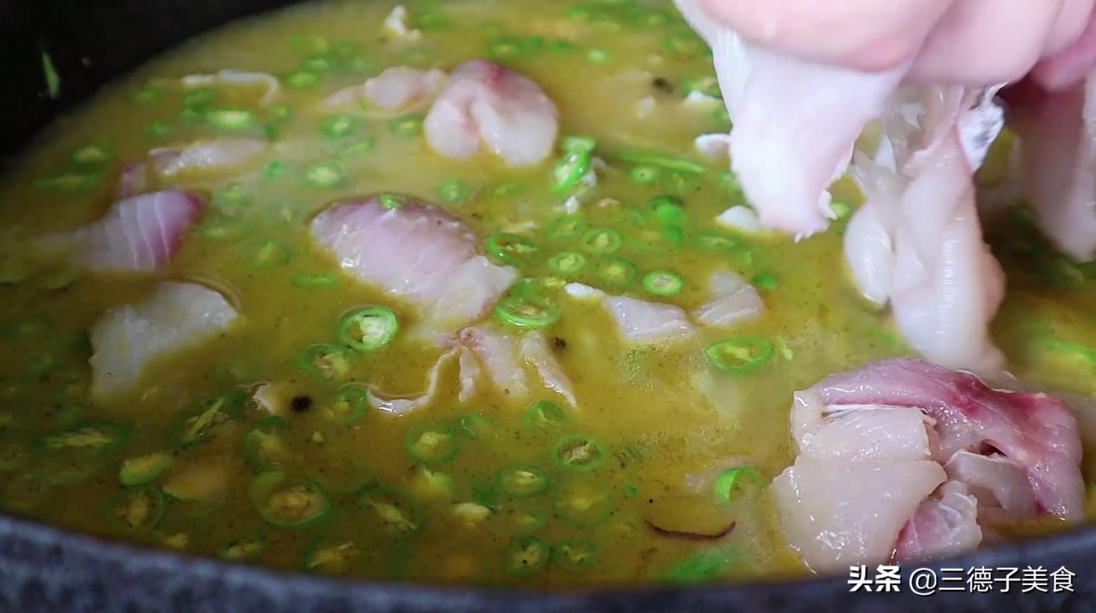 教你藤椒鱼的正宗做法,麻辣到极致,泼油那刻流口水了