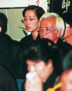 ​1997年，林正英葬礼罕见镜头，儿子抱着遗像，女友苑琼丹哭成泪人