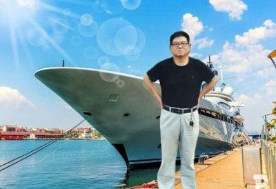 ​清晨,一缕阳光透过窗帘