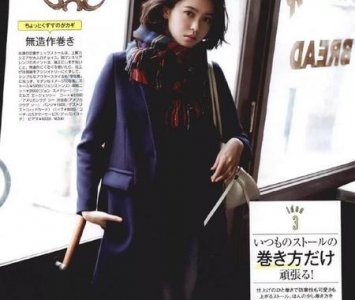 ​米白色大衣配蓝色毛衣好看吗