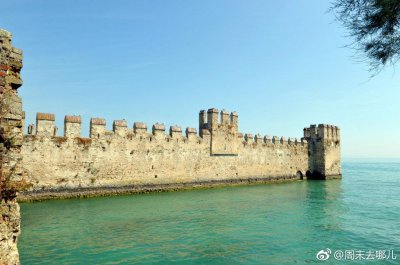 ​意大利Sirmione小镇，一个鲜花盛开的小镇，毗邻加尔达湖滨区