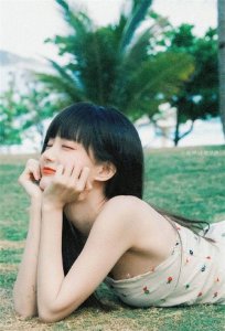 ​红唇黑发又欲又纯！李一桐白底碎花裙秀香肩