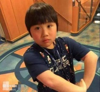 ​他两岁便出道，养活全家，父亲置豪宅名车，后妈挥霍整容，如今现状如何？