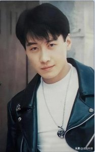 ​凭借温柔的声音 深情的演唱 成为了很多人心里的情歌王子