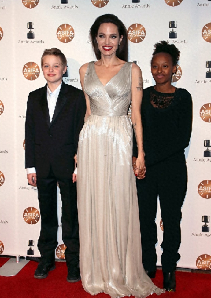 安吉丽娜朱莉携女儿现身,年仅11岁的希洛一看就是亲生的