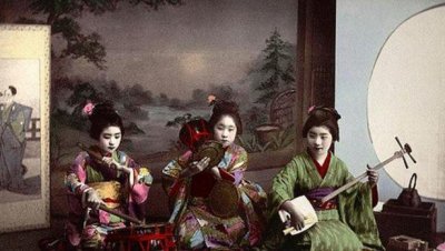 ​百年前的日本艺伎：个个媚态毕露，图4撑伞女子表情娇俏！