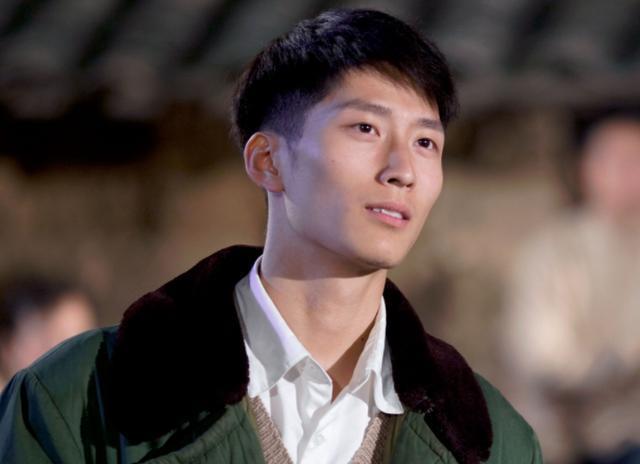 窦骁首部民国剧官宣,甜美小花出演女主,配角还有嘉行的他