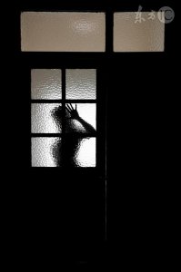 ​小说：美女还没来得及反应，就被人从身后勒住脖子，怎么也挣不开