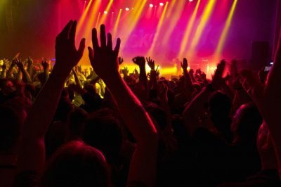 ​上半年 20 万场演出，票房收入 170 亿， “演唱会经济”还不止这些