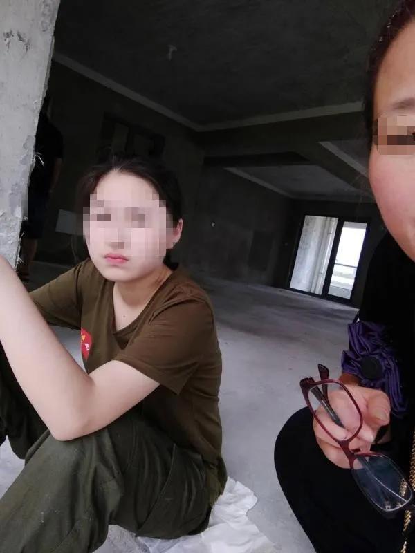 聊大学生坠亡全程监控曝光（16岁校内坠亡被认定自杀）(3)