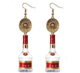 ​五粮液耳环榨菜项链加入炫富“四大件”，令人迷惑的设计还有这些