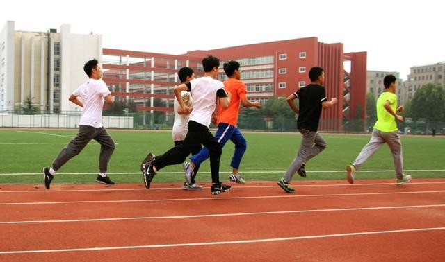 身高会猛长的征兆(男孩出现4+1信号是身高猛涨期)