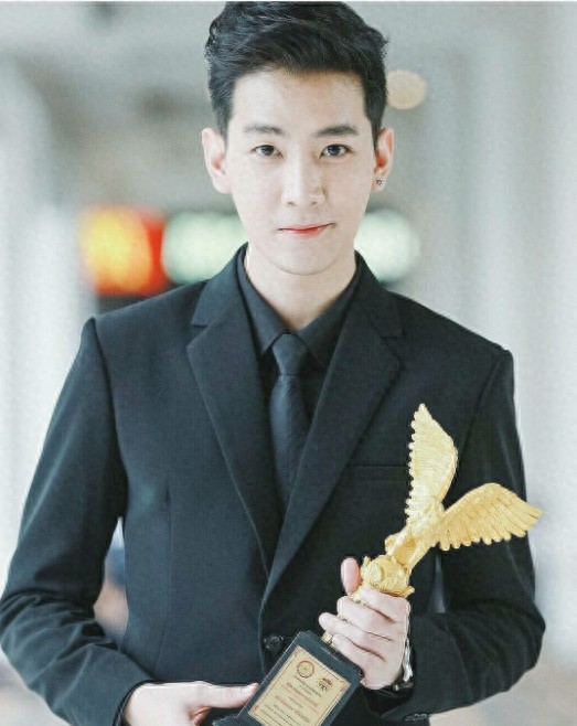 「美男」腐剧《青春追梦曲》中的少爷《逐月之月》中的ming