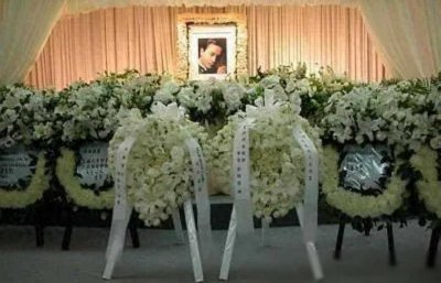 ​盘点明星最壕葬礼：警车开道30万人送行，水晶棺顶常人20年收