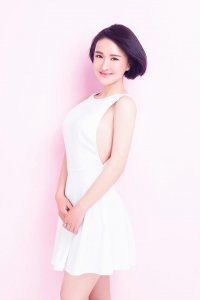 ​美图分享：短发女孩郑亦桐，清纯甜美迷人写真