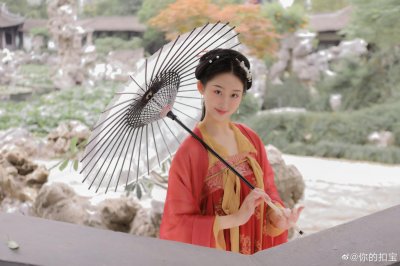 ​惊觉相思不露，原来只因已入骨情不知所起，一往而深恨不知所踪