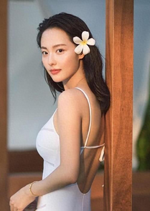 张嘉倪在海边拍了一组写真,白色紧身泳衣实在是太性感了