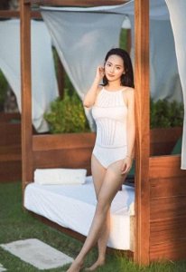 ​张嘉倪在海边拍了一组写真，白色紧身泳衣实在是太性感了