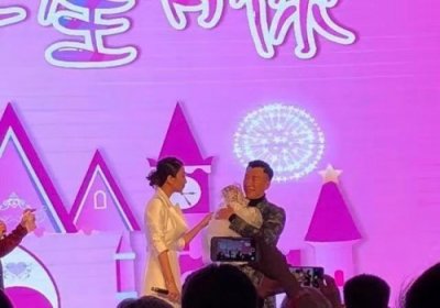 ​孙红雷为爱女办百日宴几度哽咽，半个娱乐圈都来道贺