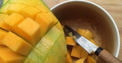 芒果怎么切开吃方便,芒果怎么切方便吃又好看图10