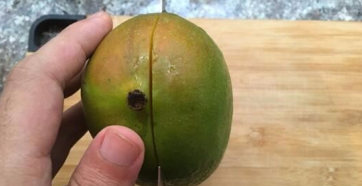 芒果怎么切开吃方便,芒果怎么切方便吃又好看图6