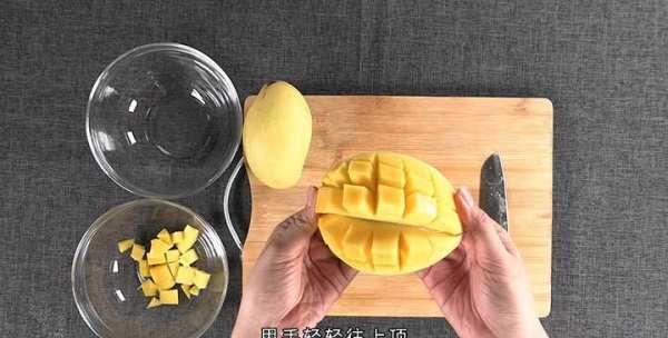 芒果怎么切开吃方便,芒果怎么切方便吃又好看图2