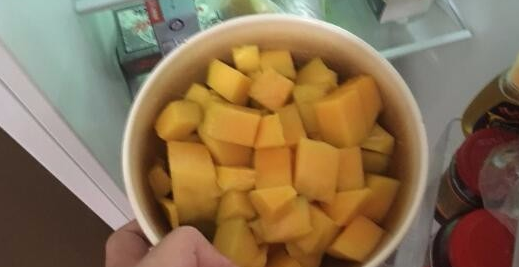 芒果怎么切开吃方便,芒果怎么切方便吃又好看图11