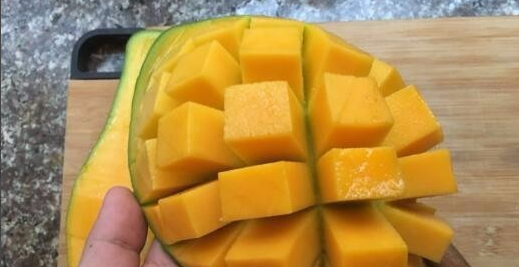 芒果怎么切开吃方便,芒果怎么切方便吃又好看图9