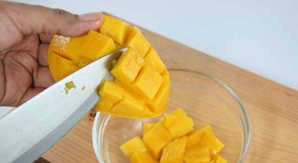 芒果怎么切开吃方便,芒果怎么切方便吃又好看图4