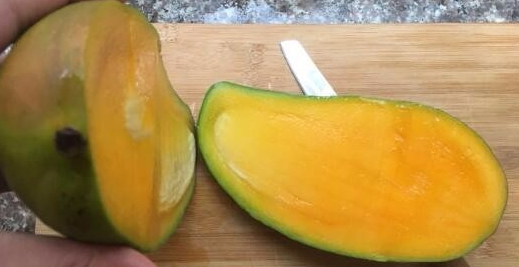 芒果怎么切开吃方便,芒果怎么切方便吃又好看图7