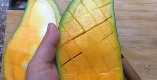 芒果怎么切开吃方便,芒果怎么切方便吃又好看图8
