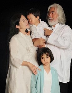 ​太尴尬了吧！这7位男明星年龄比自己的岳母还大！怎么开口叫妈？