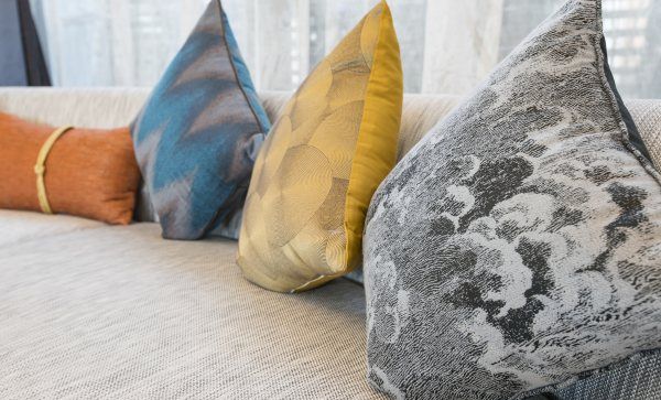 乳胶枕为什么会有橡胶味,乳胶枕味道刺鼻正常吗图1