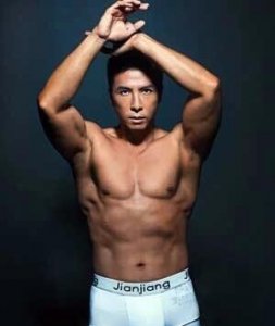 ​甄子丹年轻肌肉照片，不愧是武打明星！