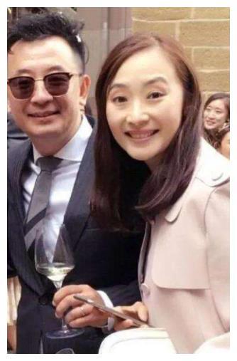 老公嫖娼被捕,她却为老公退圈生子,如今夫妻复出,她仍魅力四射