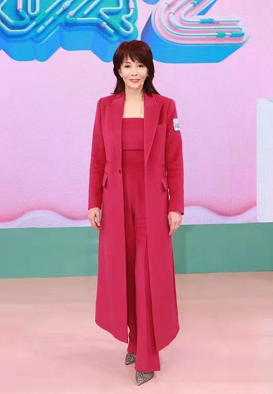 香港女星郑裕玲整容失败（郑裕玲的脸彻底垮了）(4)