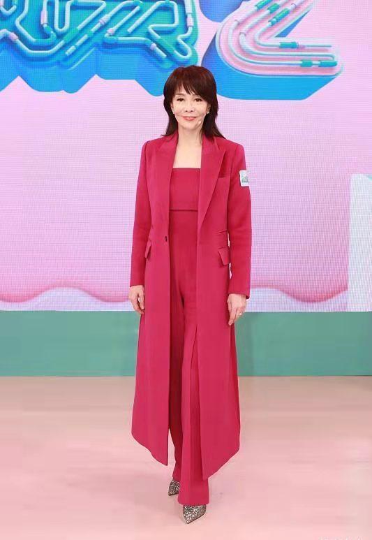 香港女星郑裕玲整容失败（郑裕玲的脸彻底垮了）(7)