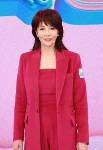 ​香港女星郑裕玲整容失败（郑裕玲的脸彻底垮了）