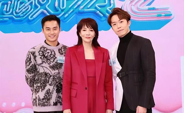 香港女星郑裕玲整容失败（郑裕玲的脸彻底垮了）(8)