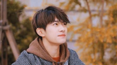 ​易烊千玺在哪个学校（易烊千玺学习成长为何如此了得）