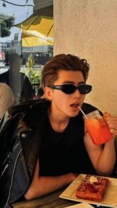 ​蔡徐坤的火爆之路与＂KKP＂含义解析：小鲜肉的成长故事