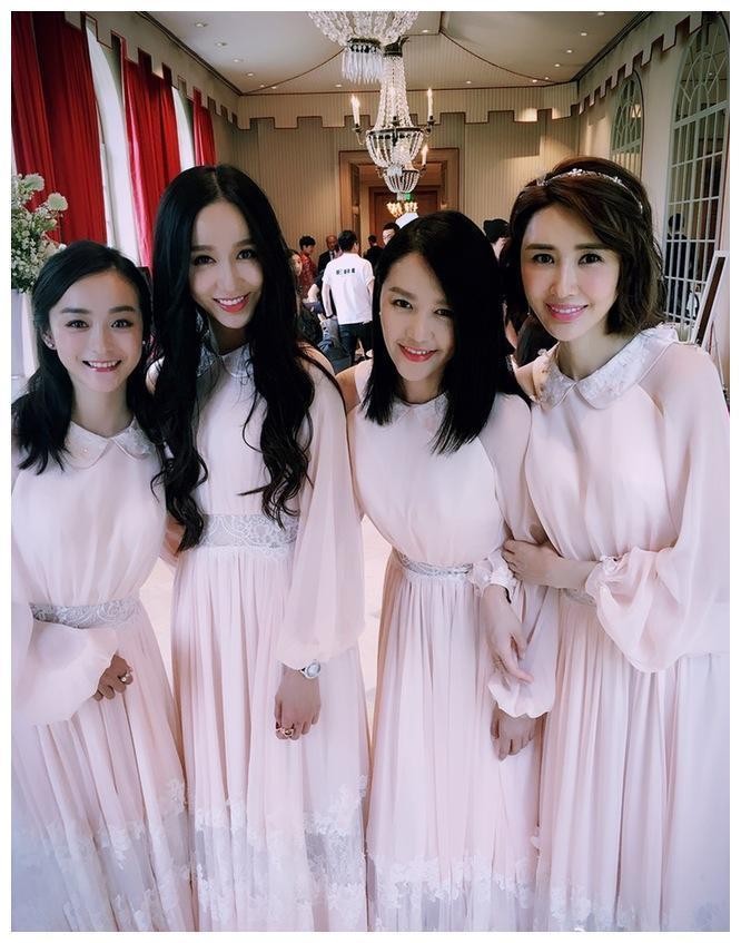 当最帅伴郎团和最脸盲伴娘团的婚礼上,新娘和新郎还有风头吗?