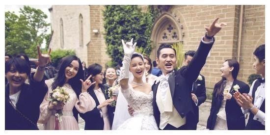 当最帅伴郎团和最脸盲伴娘团的婚礼上,新娘和新郎还有风头吗?