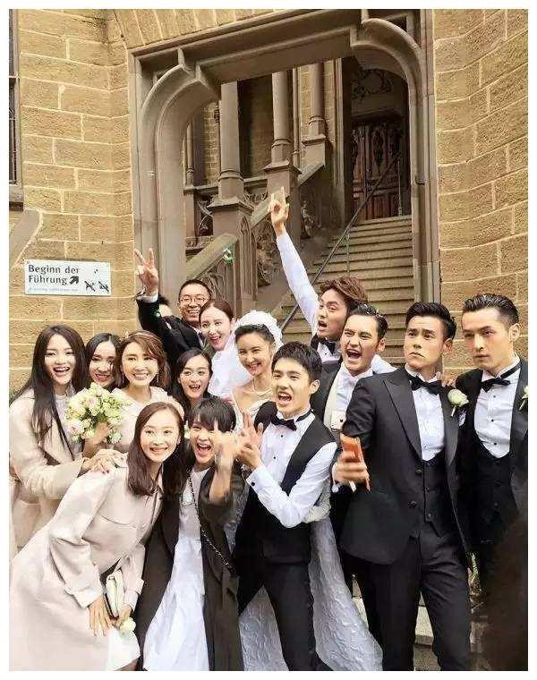 当最帅伴郎团和最脸盲伴娘团的婚礼上,新娘和新郎还有风头吗?