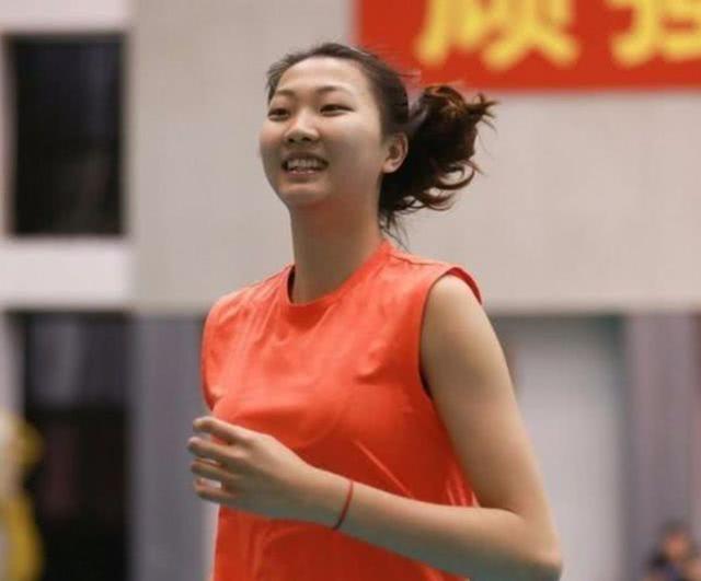 女排最高球员袁心玥，身高被怀疑“造假”，听完她的回应哭笑不得