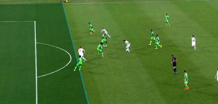 足球比赛中判罚越位球的条件是什么